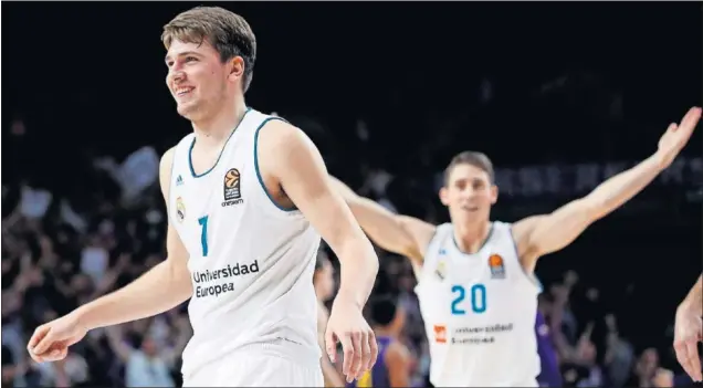  ??  ?? PURA FELICIDAD. Luka Doncic anotó un triple limpio de campo a campo, casi desde su propia canasta, unos 24 metros. Detrás de él, Carroll lo celebró a lo grande.