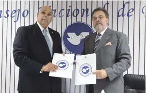  ?? JOSÉ ALBERTO MALDONADO/LISTÍN DIARIO ?? El mayor general retirado, Rafael Guerrero Peralta, presidente del Consejo Nacional de Drogas y Ricky Noboa, Comisionad­o Nacional de Béisbol al momento de firmar el acuerdo entre ambas entidades.