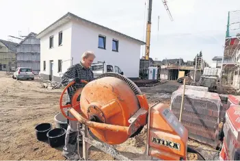  ?? RP-FOTO/ARCHIV: EKKEHART MALZ ?? Neu gebaute Häuser kosteten 2016 im Kreis Mettmann im Schnitt 422.000 Euro. Das ist ein Anstieg von zwölf Prozent gegenüber 2015.