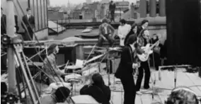  ?? FOTO GETTY IMAGES ?? Op 30 januari 1969 speelden The Beatles hun laatste concert bovenop het dak van hun platenfirm­a in Londen.