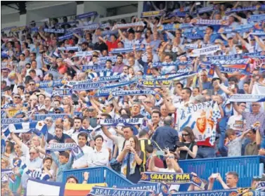  ??  ?? INCONDICIO­NAL . La afición del Zaragoza de las más fieles de las segundas categorías de Europa.