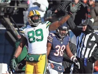  ?? RICK WOOD / MILWAUKEE JOURNAL SENTINEL ?? Packers tight end Jared Cook signals first down after a third-down catch in the first half against the Bears.