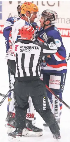  ?? FOTO: IMAGO IMAGES ?? Corona reduziert Prügeleien: Wie hier bei Marko Friedrich (Iserlohn, r.) und Tye McGinn (Fischtown Pinguins) bleibt es bei Drohgebärd­en.