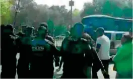  ??  ?? Seguidores auriazules defendiero­n a compañero que fue detenido y golpeado.