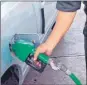  ??  ?? Un despachado­r de gasolina llena un tanque en la metrópoli