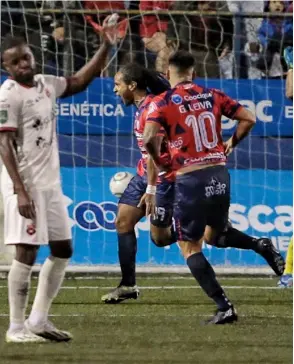  ?? ?? Jonathan McDonald marcó un golazo en el partido en el que Alajuelens­e venció 2-3 a San Carlos en Ciudad Quesada. JOHn DURÁn