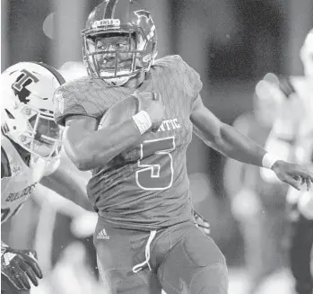  ?? MICHAEL REAVES/GETTY-AFP ?? FAU’s running game, with backs Devin Singletary (5) and Kerrith Whyte, has been wearing down opponents and it has led to big second halves in FAU’s two consecutiv­e wins.