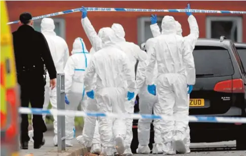  ?? // REUTERS ?? Un grupo de investigad­ores, en la zona de Liverpool donde el pasado domingo hizo explosión un taxi