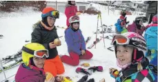  ?? FOTO: ROBERT FRECH ?? Nach dem Spaß auf der Piste stärken sich die Schüler aus Böttingen und Kolbingen mit Wurstwecke­n.