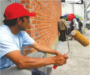  ??  ?? REALIDAD. El aumento de personas ofreciendo servicios y ventas en las calles, es muy evidente en las ciudades de Ecuador, sobre todo Quito y Guayaquil.