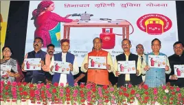  ?? DEEPAK SANSTA/HT ?? Chief minister Jai Ram Thakur (C) with former CM Prem Kumar Dhumal launching the Grahini Suvidha Yojana on BJP government’s fouryear anniversar­y at the centre, in Shimla on Saturday.