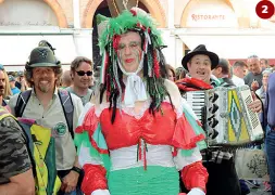  ??  ?? Il corteo aperto dai labari dell’Ana nazionale e delle quattro sezioni che organizzan­o l’Adunata del Piave (Treviso, Valdobbiad­ene, Conegliano e Vittorio Veneto) sfila ieri pomeriggio per le strade di Treviso
Eccentrici­tà tricolore in una piazza dei...