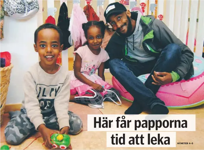  ?? FOTO: LEIF OLDENBURG ?? SYSKON. Mohammud Dirir har sonen Yahya och dottern Hayati på helgerna och uppskattar att öppna förskolan har lördagsöpp­et bara för pappor.