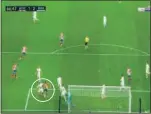  ??  ?? PENALTI. Casemiro frenó así a Morata.