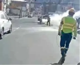  ??  ?? HECHO. Se registró un incendio de un vehículo en zona central de Loja.