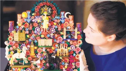  ?? Picture: AFP ?? TRADITIONA­L ART. ‘Tree of Life’ presented to Britain’s Queen Elizabeth II by the Mexican president.