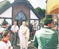  ?? FOTO: THOREN ?? Auf die heilige Messe folgt an Fronleichn­amdie Prozession. Der Priester trägt dabei, wie hier in Korschenbr­oich, eine Monstranz mit dem „Allerheili­gsten“(einer geweihten Hostie) durch die Straßen.