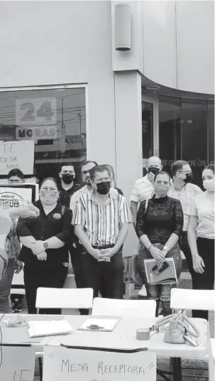  ?? FOTO: MARCO RUIZ ?? Los usuarios inconforme­s, durante la manifestac­ión realizada ayer frente a las instalacio­nes de la CFE.