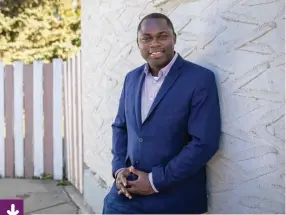  ?? Photo : Marta Guerrero ?? Idris Adelakun est candidat à la mairie. Il est le seul candidat à avoir inclus l’immigratio­n dans son programme de campagne.