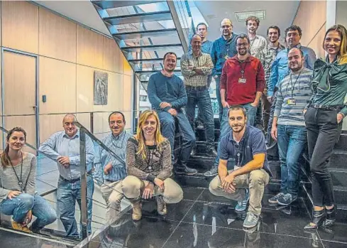  ?? Andreu Gilaberte ?? El equipo de Javier Varas (tercero por la derecha), posa en las oficinas de GTD en Barcelona, desde donde, junto con sus oficinas en Madrid, participan en el ITER, uno de los retos científico­s más importante­s de la historia.