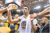  ?? DOUG DURAN/STAFF ?? Warriors center Zaza Pachulia, who missed Games 3 and 4 of the Spurs series, has returned to practice.