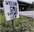  ?? FOTO: ANDREAS BRETZ ?? Öffentlich­e Empörung: Ein Schild an der B 8 in Düsseldorf.