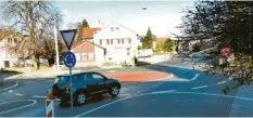  ?? Foto: Elmar Knöchel ?? Der Mini‰Kreisel in der Lindauer Straße strahlt nun in leuchtend roter Farbe. In der letzten Ausbaustuf­e soll es auch bauliche Maßnahmen geben.