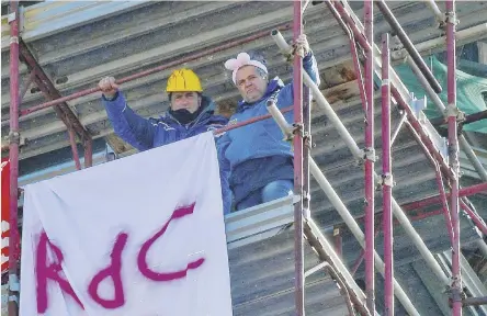  ?? Ansa ?? Con le orecchie da coniglio La protesta dei due operai, licenziati dalla Fca , sul campanile della Chiesa del Carmine