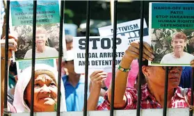  ?? AP FOTO ?? MISTAKE. Supporters of Australian nun Patricia Fox protest her arrest, which the government admits to be a mistake by the Bureau of Immigratio­n.