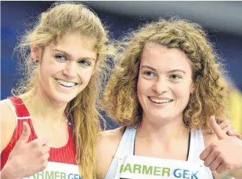  ?? FOTO: DPA ?? Beim Darmstadt-Cross lieferten sich die deutschen Lauftalent­e Alina Reh (rechts) und Konstanze Klosterhal­fen ein spannendes Duell. Als Team wollen sie eine Medaille bei der Cross-EM in der Slowakei.