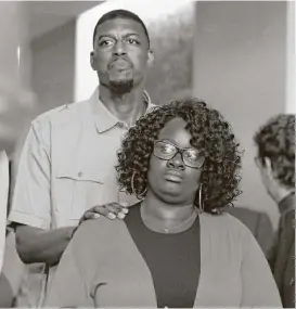  ?? L.M. Otero / AP ?? Los padres de Jordan Edwards, Charmaine Edwards (al frente) y Odell Edwards, escuchan una pregunta durante una conferenci­a de prensa en Dallas.