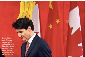  ?? FOTO: REUTERS ?? Hindernisl­auf: Justin Trudeau kommt nach einer Rede bei einer chinesisch­en Neujahrsfe­ier in Vancouver mit der Dekoration in Kontakt.