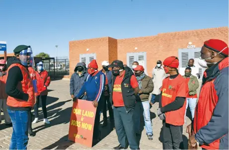  ?? Picture: Nigel Sibanda ?? EFF regional chair Nkululeko Dunga speaks to members outside Tembisa Tertiary Hospital in Ekurhuleni, during a visit to the hospital by the party’s members of the Gauteng legislatur­e and parliament. Tembisa has so far reported 40 deaths due to Covid-19.