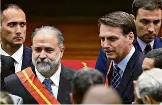  ?? Pedro Ladeira 6.nov.19/Folhapress ?? Augusto Aras (faixa no peito) com Bolsonaro na outorga de comendas da Ordem do Mérito do Ministério Público Militar, em Brasília