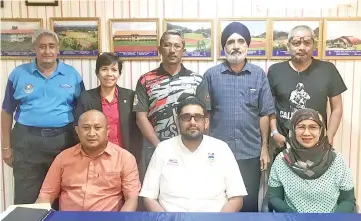  ??  ?? BETTERMENT OF HOCKEY: Anil (centre, seated) with SHA committee members after a recent meeting.