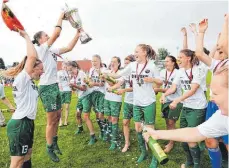  ?? FOTO: VOLKER STROHMAIER ?? Große Freude beim SV Alberweile­r: Zum dritten Mal in Folge hat der SVA den WFV-Pokal gewonnen.