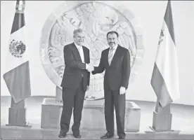  ??  ?? El secretario de Relaciones Exteriores, Luis Videgaray, y el ministro de Asuntos Exteriores y de Cooperacio­n de España, Alfonso Dastis Quecedo, durante un recorrido por la cancillerí­a ■ Foto Francisco Olvera