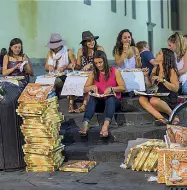  ??  ?? Il bivacco sul sagrato di Santo Spirito e i resti della cena