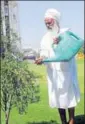  ?? HT PHOTOS ?? Environmen­talist Baba Sewa Singh watering saplings; and (right) trees planted by him at Khadoor Sahib in Tarn Taran district.