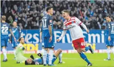  ?? FOTO: DPA ?? Hoffenheim am Boden, Hamburg obenauf: Jann-Fiete Arp (re.) jubelt nach dem Eigentor von Hoffenheim­s Kevin Akpoguma.