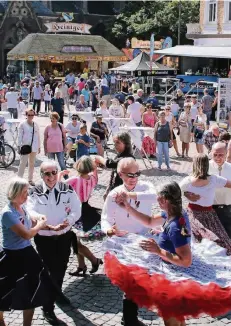  ?? RP-FOTOS (3): FRANZ-HEINRICH BUSCH ?? Die Square-Dance-Gruppe „Americanos“aus Schwalmtal ließ es gestern auf dem Alten Markt rundgehen.