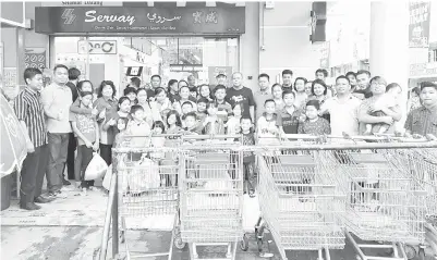  ??  ?? ARMIZAN merakam gambar kenangan bersama kanak-kanak terlibat.