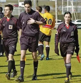  ?? ?? SOBRE EL VERDE Y AYUDANDO EN EL VAR De corto sobre el terreno de juego, o de largo en la sala VOR de Las Rozas, Judit Romano es feliz haciendo lo que más le gusta: arbitrar y ayudar a los compañeros para que todo salga perfecto.