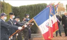  ?? ?? Minute de silence, les drapeaux s’inclinent 0030 Remercieme­nts du maire aux deux jeunes Kevin et Lucas Lanfranchi , porte drapeaux du souvenir Français , de l’école Bayle