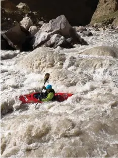  ?? Fotos: Erik Boomer ?? Um zum Fluss Muksu zu gelangen und den wilden Fluss zu befahren, mussten sich die Extremspor­tler teils mit Eseln fortbewege­n (oben rechts).