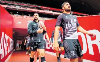  ?? PHOTO / PHOTOSPORT ?? Jesse Bromwich (left) and Kiwis teammate Peta Hiku head out for a training run ahead of Monday morning’s test.