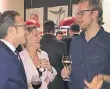  ??  ?? Reiner und Ute Breuer im Gespräch mit RLT- Schauspiel­er Christian Bahr.