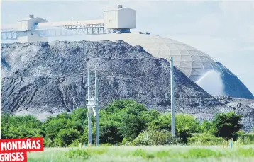  ??  ?? MONTAÑAS
GRISES
La empresa AES no tiene un plazo para que saque las dos montañas de Agremax que tiene al aire libre en su planta de Guayama. A la izquiera, manifestan­tes se enfrentaro­n a policías en la entrada del vertedero de Peñuelas.