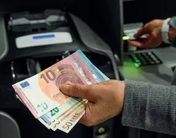  ?? ?? Al bancomat La donna aveva effettuato continui prelievi di denaro