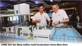  ??  ?? LIONG (kiri) dan Wong melihat model kondominiu­m Astrea Mont Kiara.